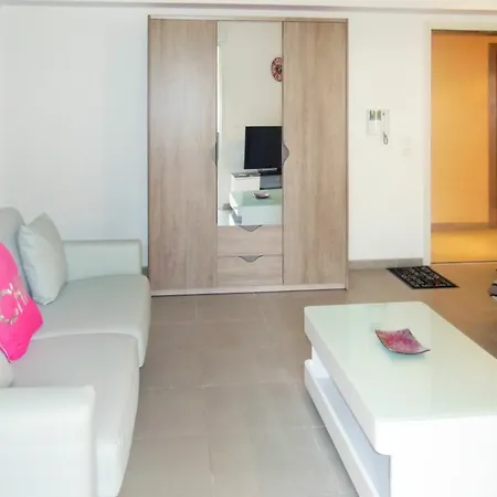 Sunny, 1-bedroom With A Swimming Pool And Furnished Terrace דירה