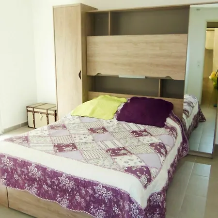 Sunny, 1-bedroom With A Swimming Pool And Furnished Terrace Appartement Saint-Raphaël