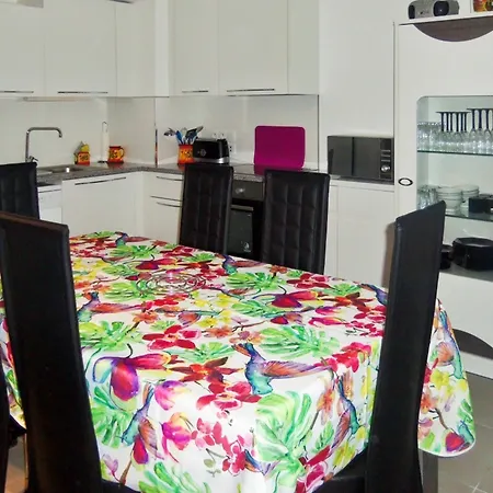 Sunny, 1-bedroom With A Swimming Pool And Furnished Terrace Appartement Saint-Raphaël